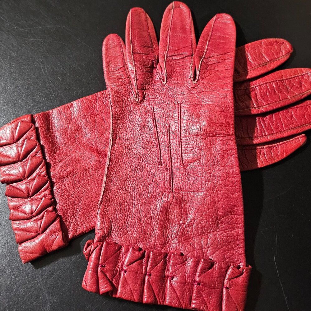 VINTAGE RED LEATHER WRIST LENGTH LINED GLOVES CIRCA 1940-1950s SZ: SMALL